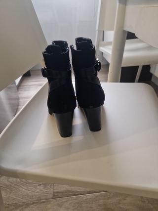 Botines negros ante tacón