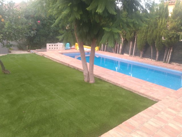 Instalación césped artificial exterior