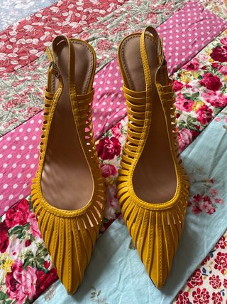 Zapatos de tacón amarillos