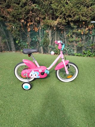 Bicicleta infantil rosa con ruedines