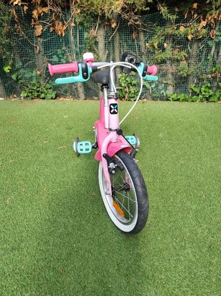 Bicicleta infantil rosa con ruedines