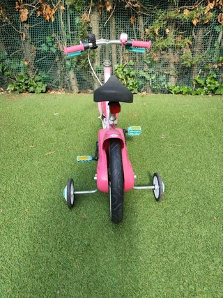 Bicicleta infantil rosa con ruedines