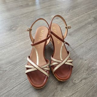 Zapatos Unisa Marrones y Dorados