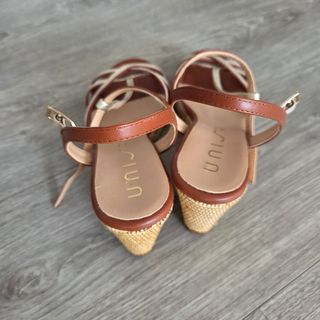 Zapatos Unisa Marrones y Dorados