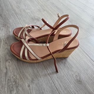 Zapatos Unisa Marrones y Dorados