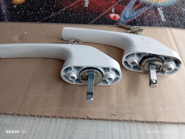 Manillas PVC ventana con llave (2 unidades)