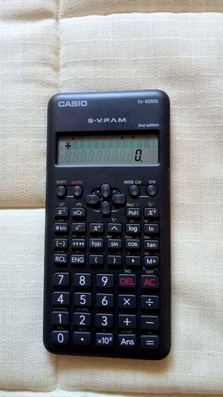 Calculadora Científica Casio FX-82MS