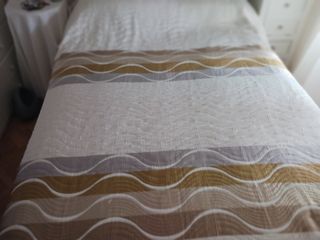 Colcha guateada poliester blanco y oro