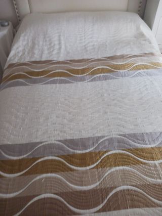 Colcha guateada poliester blanco y oro