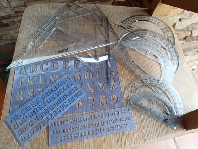 Juego de reglas de dibujo y plantillas