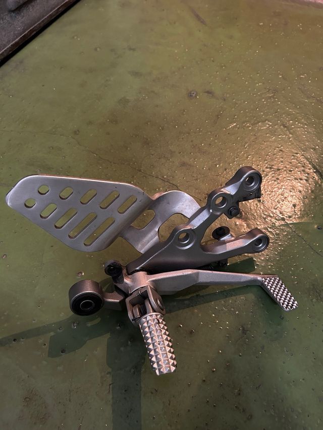 Estribera Derecha R6