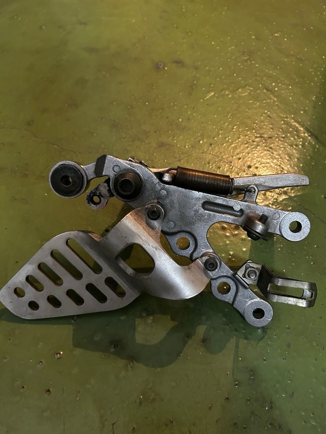 Estribera Derecha R6