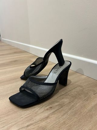 Zapatos de fiesta negros con pedrería