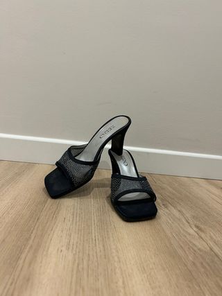 Zapatos de fiesta negros con pedrería