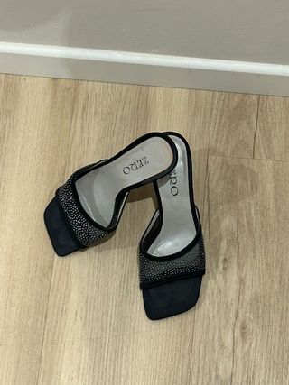 Zapatos de fiesta negros con pedrería