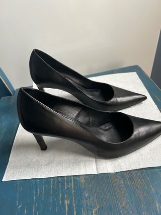 Zapatos de vestir muy elegantes de tacón negros.