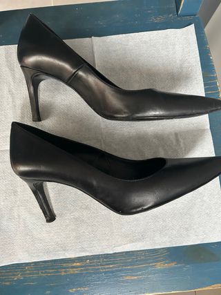 Zapatos de vestir muy elegantes de tacón negros.
