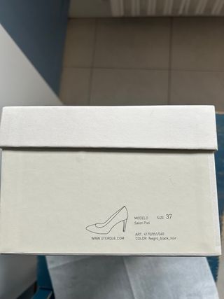 Zapatos de vestir muy elegantes de tacón negros.