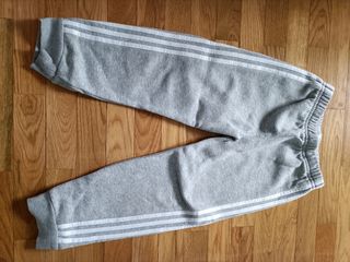 Chándal Adidas niño azul y gris. Talla 3-4 años.