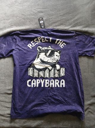 Camiseta morada con estampado de capybara