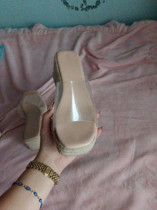 Sandalias cuña transparentes beige