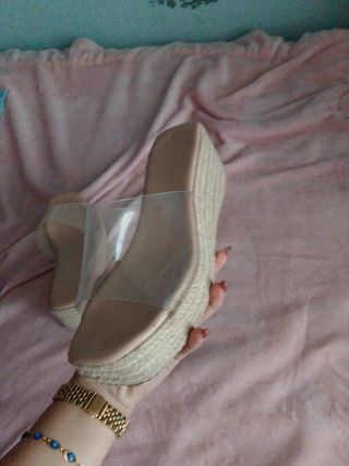 Sandalias cuña transparentes beige