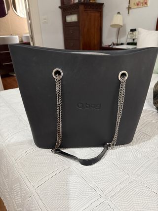 Bolso O bag negro con cadena