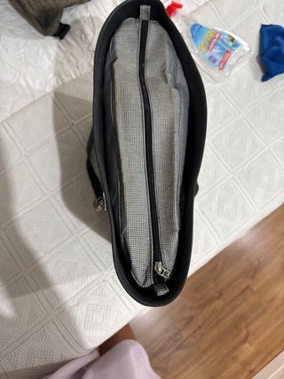 Bolso O bag negro con cadena