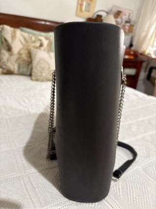 Bolso O bag negro con cadena