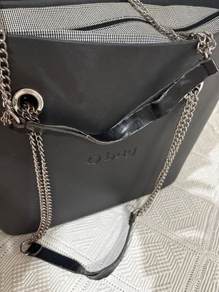 Bolso O bag negro con cadena