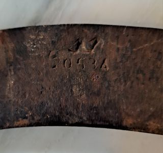 Hoz antigua de metal y madera