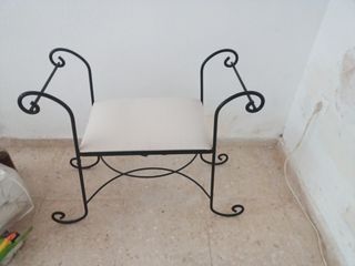Banco de metal con asiento de tela