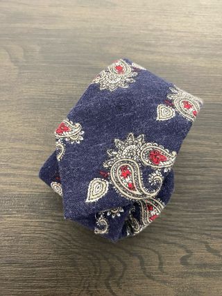 Corbata azul con estampado paisley