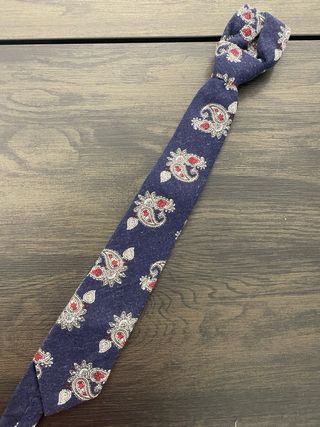 Corbata azul con estampado paisley