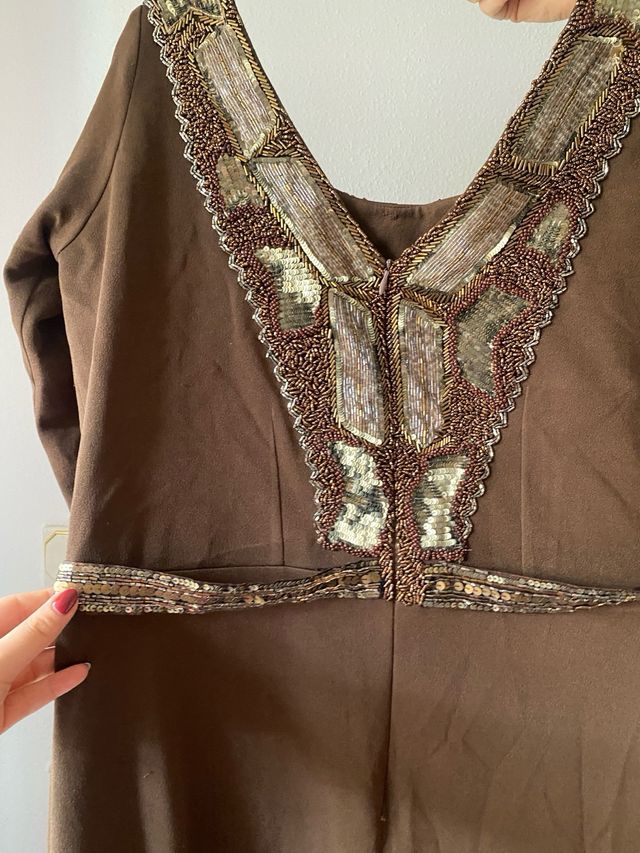 Vestido de fiesta marrón con detalles dorados