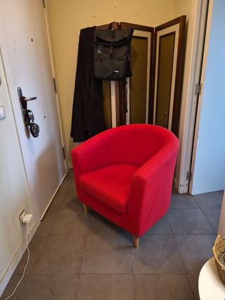 Sillón tapizado rojo. Una mancha en cojin. Funda