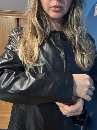 Abrigo largo efecto cuero con cinturón