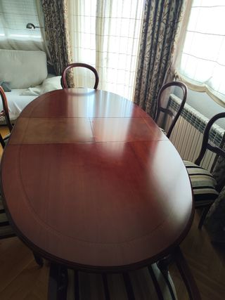 Mesa de comedor clásica de Caoba, ovalada.