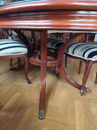 Mesa de comedor clásica de Caoba, ovalada.