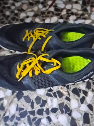 Zapatillas Reebok Negras y Amarillas