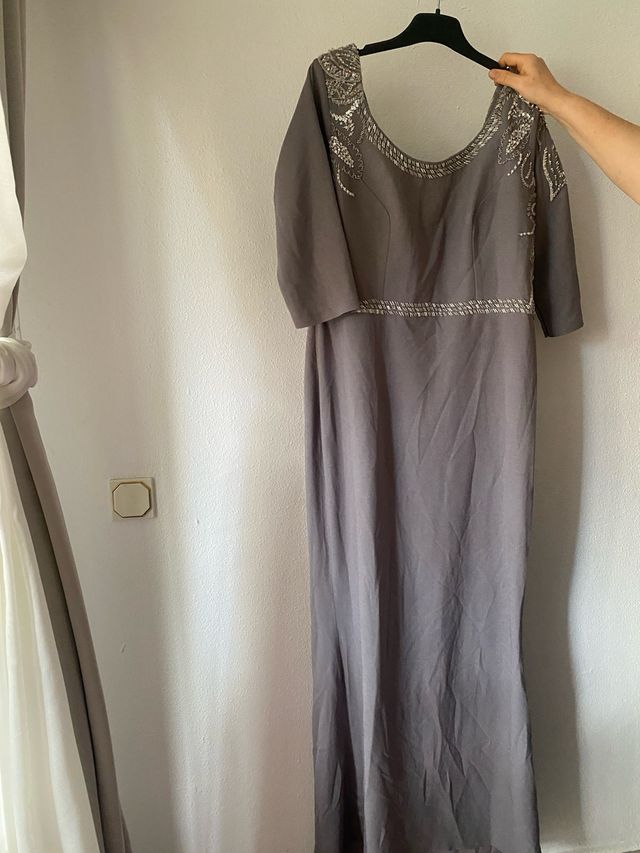 Vestido de fiesta gris con pedrería