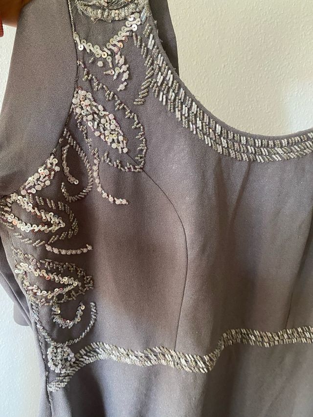 Vestido de fiesta gris con pedrería