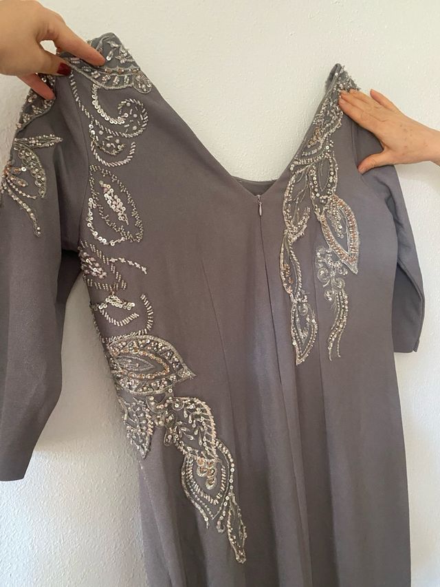 Vestido de fiesta gris con pedrería