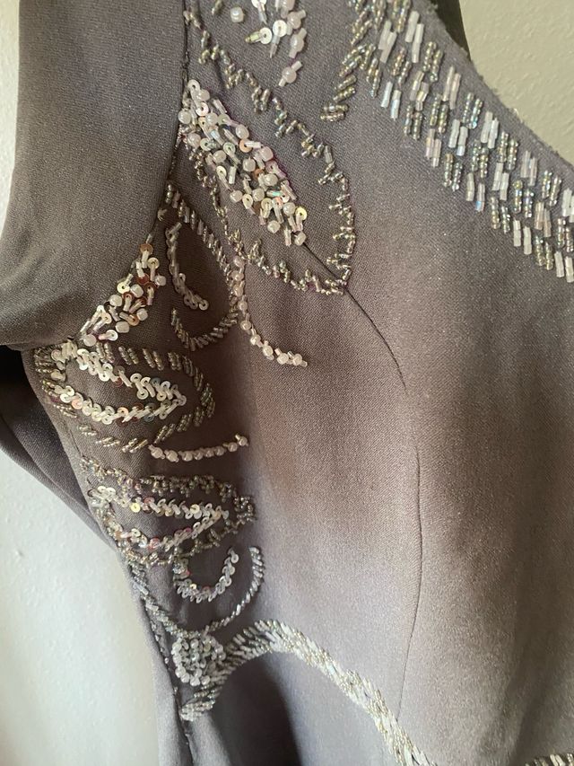 Vestido de fiesta gris con pedrería