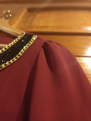 Vestido burdeos con pedrería y detalles dorados