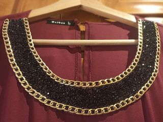 Vestido burdeos con pedrería y detalles dorados