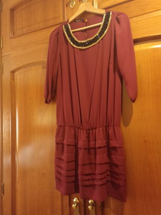 Vestido burdeos con pedrería y detalles dorados