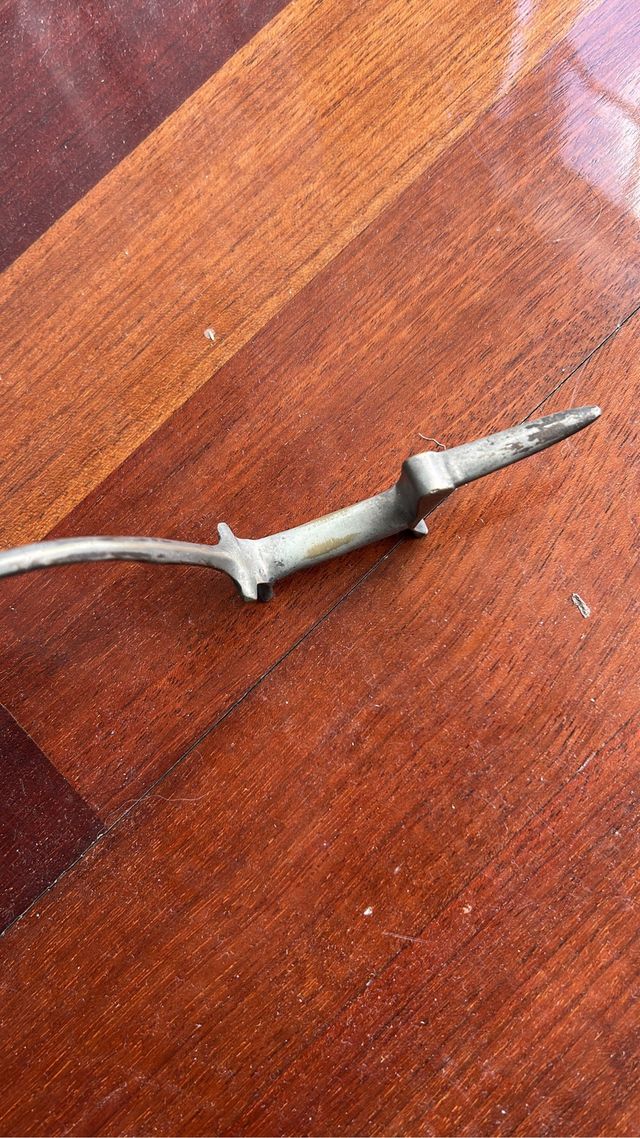 Adornos decorativos plateados de diferentes figura