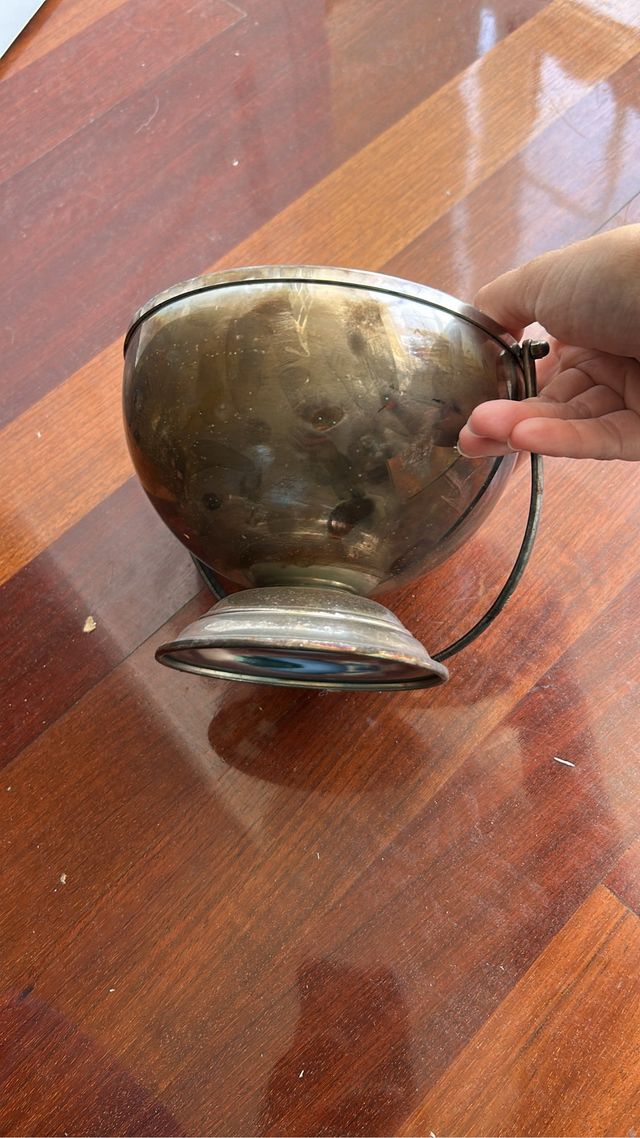 Adornos decorativos plateados de diferentes figura