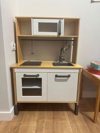 Cocinita de juguete de madera